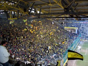 Södra läktaren, kallad "den gula väggen" vid Bouussia Dortmunds hemmaarena
